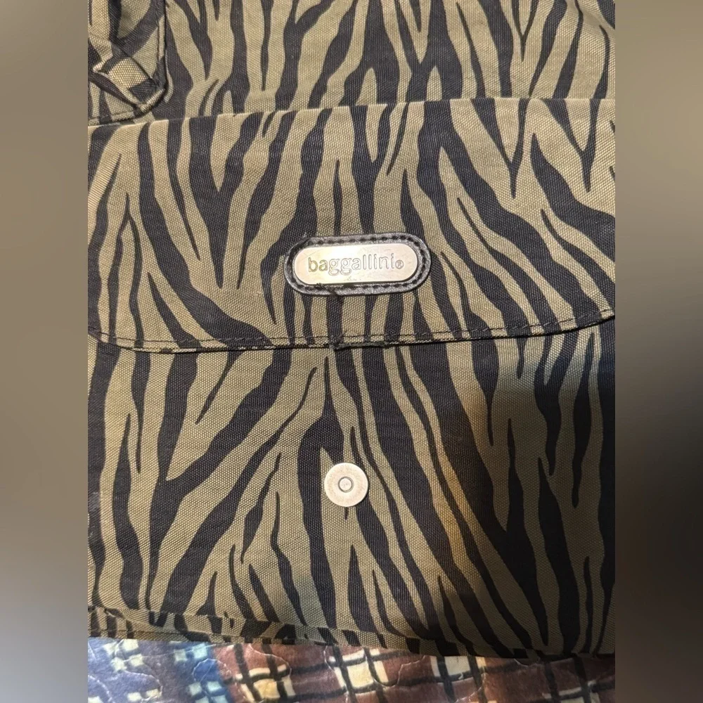 Baggallini Womens Olive Animal Print CROSSBODY Purse Buckle Zip Pockets SATCHEL